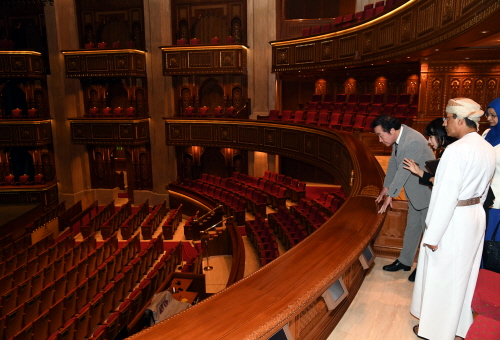 PM Lee at Oman's royal opera house