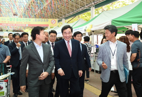 PM checks food prices for Chuseok holiday