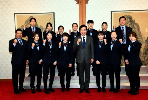 PM meets female ice hockey players