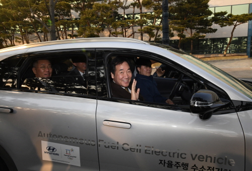 Prime minister tours Hyundai's R&D facility