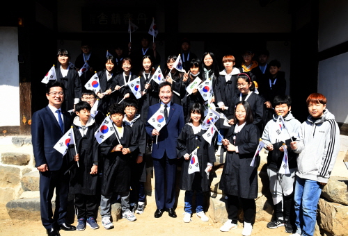 PM visits Korean independence activist's birthplace