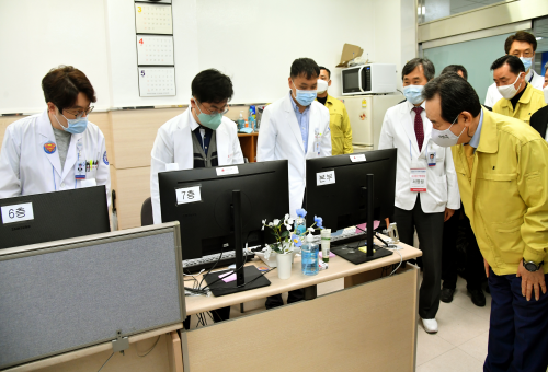 PM meets medical workers in Daegu