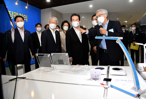 Prime minister at AI chip exhibition