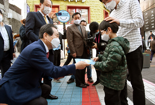 Prime minister joins mask-wearing campaign on Seoul street