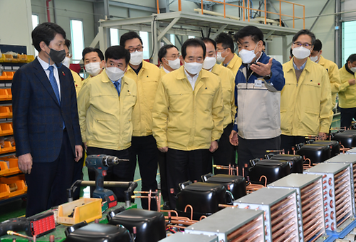PM visits production facility for vaccine storage freezers