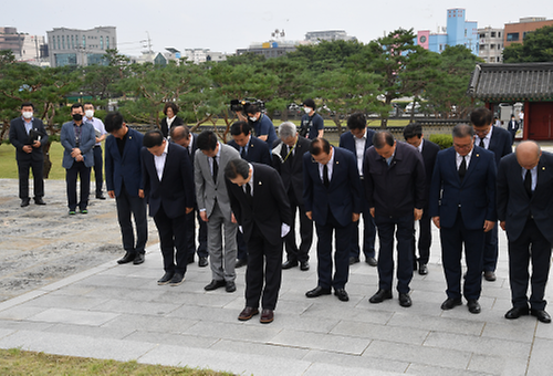  PM pays tribute to patriotic martyrs against Japan