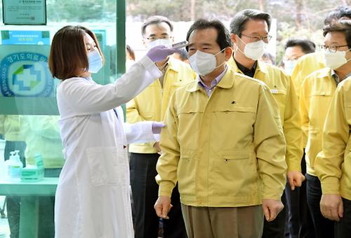 PM visits clinic amid virus outbreak