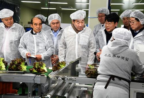 PM visits vegetable processing center