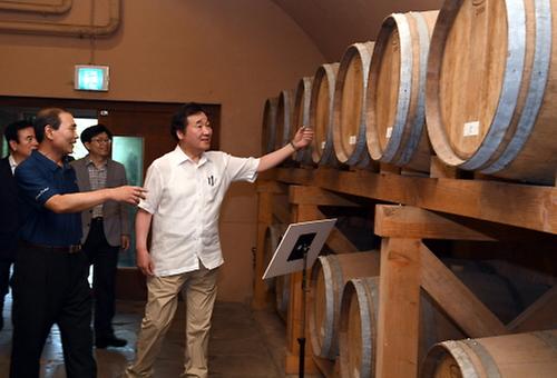 PM touring a wine valley