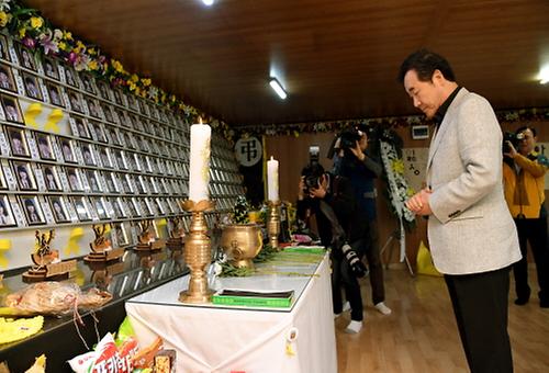PM pays tribute to Sewol ferry victims