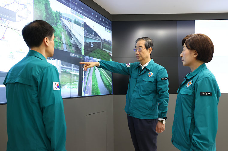 PM inspects flood control office