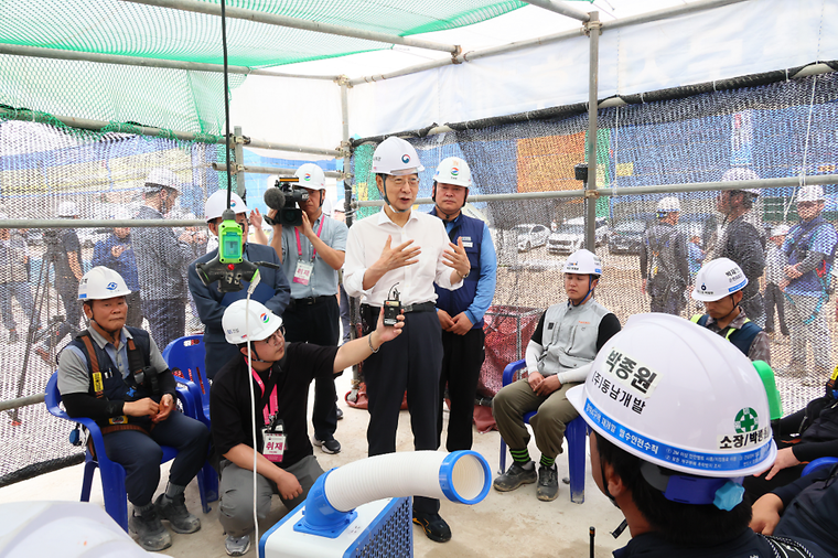 PM visits construction site about Heat wave