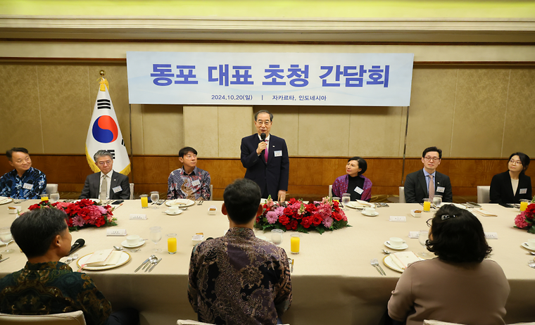 PM meets Korean residents in Indonesia