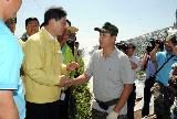 김 총리, 태풍피해 농가 방문