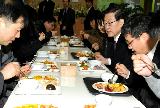 김 총리, 직원들과의 구내식당 오찬