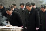 Acting President visit the Seoul National Cemetery.
