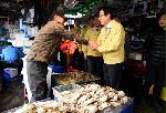 Hwang visits fire-ravaged Soraepo-gu fish market in Incheon