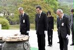 Paying tribute at the Seoul  National Cemetery