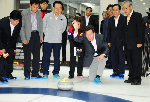 Visiting the Curling Center and Encouraging the National Team