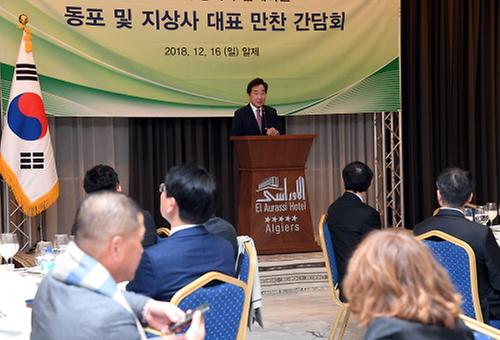 PM meets South Korean residents and businessmen in Algiers