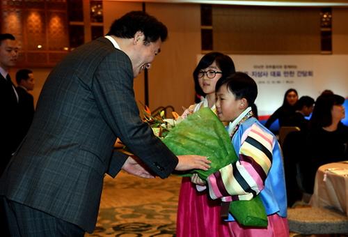  PM meets Korean residents and businesspeople in Tunisia