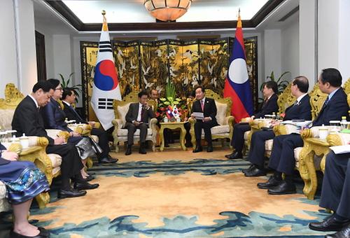 PM meets Laos Prime Minister Thongloun Sisoulith