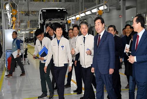 PM visits Hyundai Motor factory