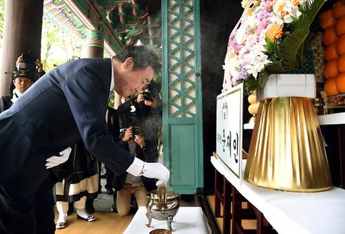 PM Lee attends anniv. of birth of Adm. Yi Sun-sin