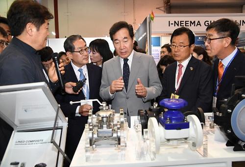 PM visits S. Korean booth at Houston exhibition