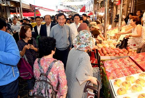 PM visits market ahead of Chuseok