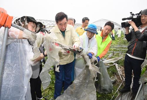 PM visits typhoon-stricken pear farm