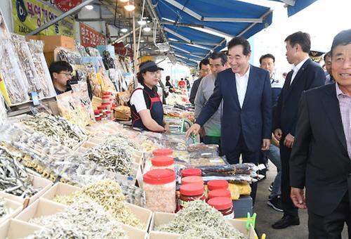 PM visits fisheries market