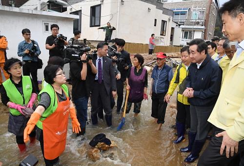 PM visits typhoon-hit area
