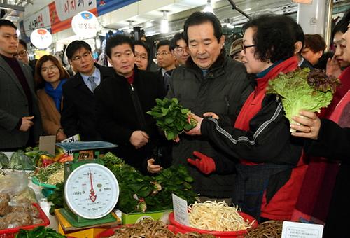 PM visits traditional market