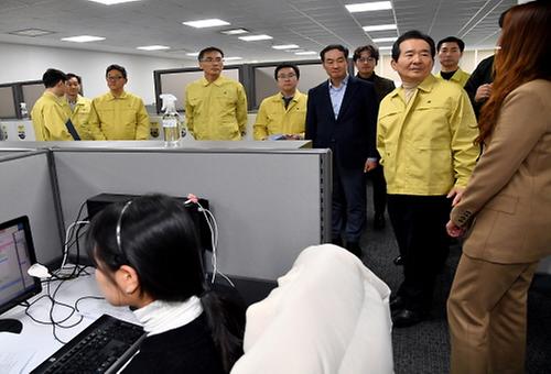 PM Chung visits KCDC call center