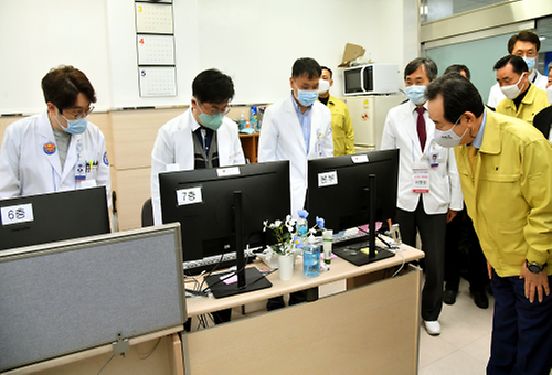 PM meets medical workers in Daegu